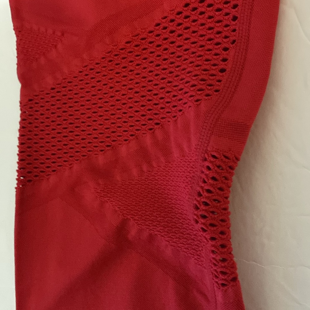 NWOT Fabletics Vibrant Red Women’s cropped Leggings. Air vents on legs. - Picture 3 of 6